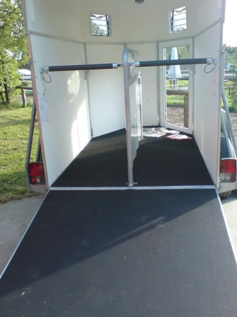4,87 qm Pferdeanhaenger Bodenbelag mit beidseitiger Stoffmusterung 1,65m x 2,44